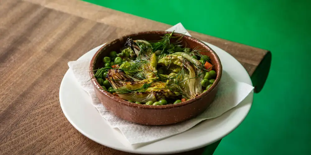 Receta de lechuga romana estofada con guisantes y eneldo