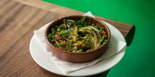 Receta de lechuga romana estofada con guisantes y eneldo