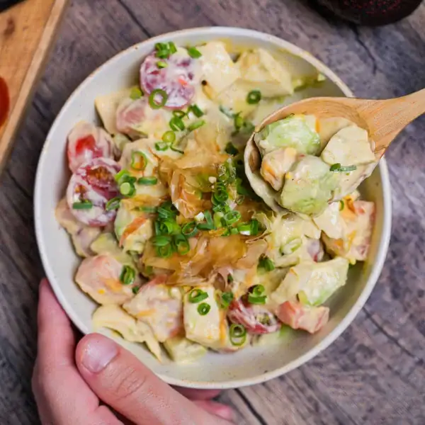 Ensalada de huevo y aguacate al estilo japonés con mayonesa de wasabi