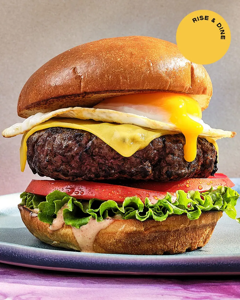 Esta hamburguesa de desayuno con huevo lleva una salsa inspirada en In-N-Out