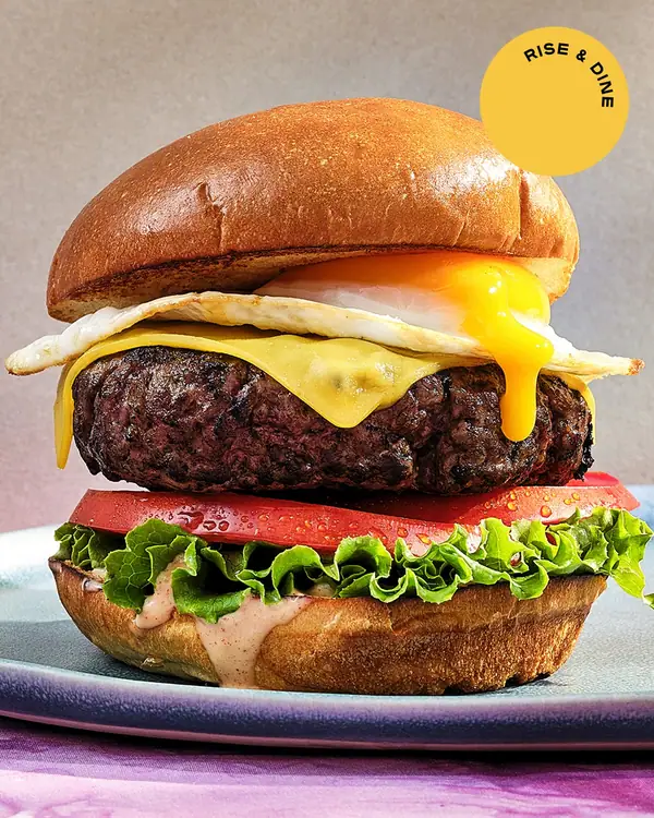 Esta hamburguesa de desayuno con huevo lleva una salsa inspirada en In-N-Out