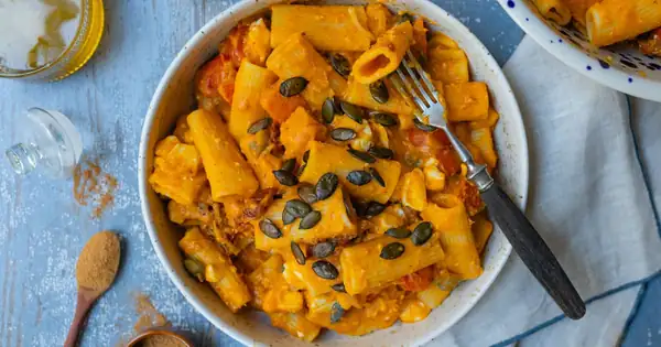 Pasta vegana de calabaza con tomate y queso feta