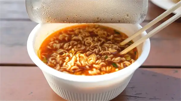 Un solo ingrediente puede convertir el caldo de ramen sobrante en un plato completamente nuevo