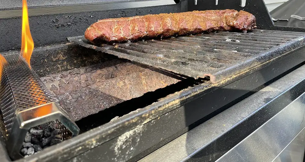 Cómo ahumar en una parrilla de gas: Configuración de la parrilla y mejor técnica