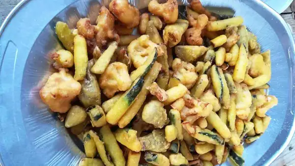 Crispy, dry, and ready-to-eat battered vegetables