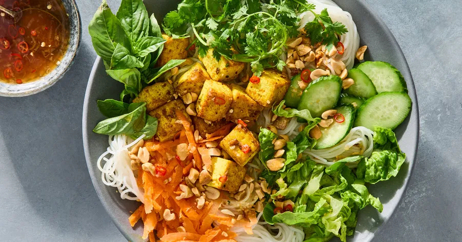 Receta de bol de fideos con tofu dorado • 5★ • 40 min