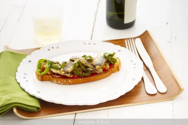 Toasted bread with grilled sardines