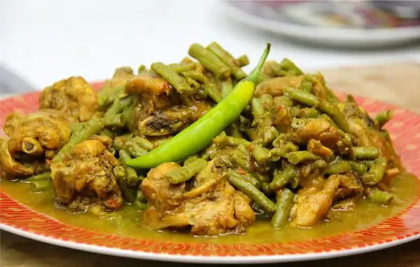 Curry Chicken with Bodi (Yard Beans)