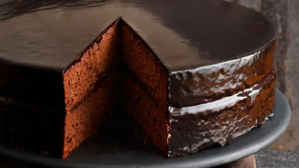 The cake that will drive all chocolate lovers crazy: fluffy, with a smooth frosting and a juicy filling