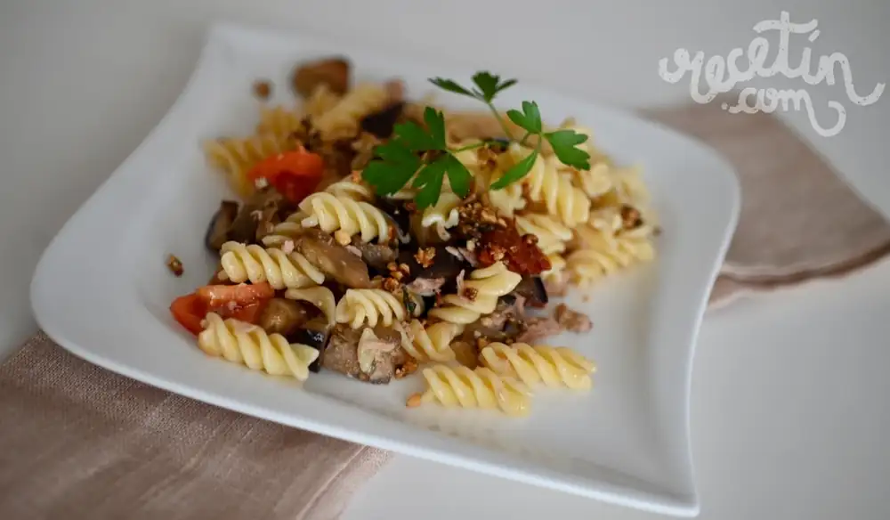 Ensalada de pasta y berenjena con crumble de almendras