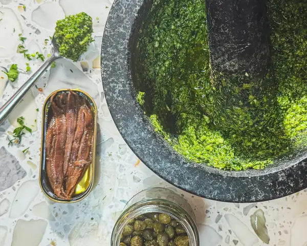 Cómo convertir el aceite de lata de anchoas sobrante en salsa verde