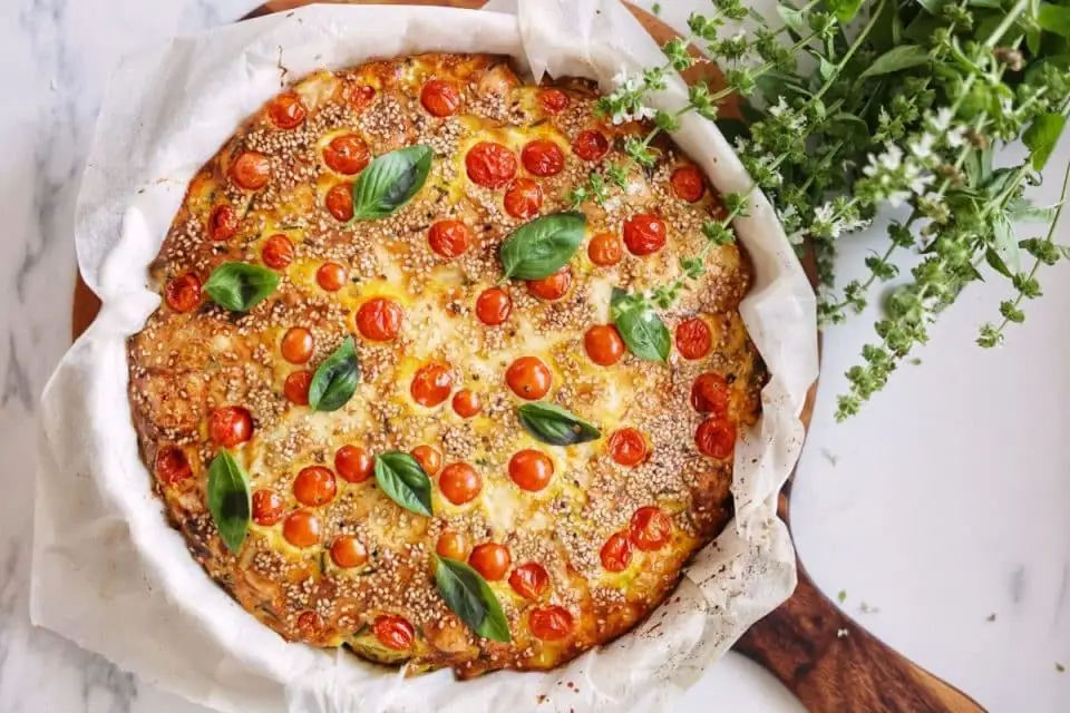 Tortilla española con tomates y garbanzos