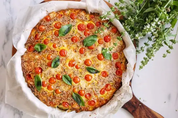 Tortilla española con tomates y garbanzos