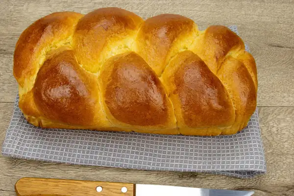 A pastry chef makes her braided brioche without sugar or butter: it's lighter and just as soft