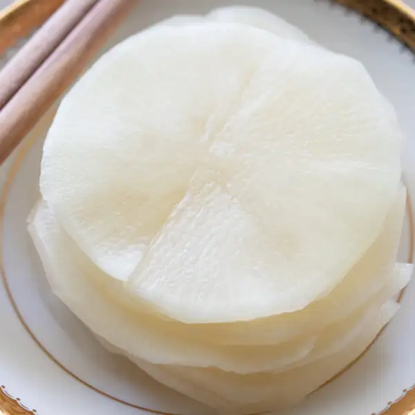 Rodajas de rábano daikon blanco encurtido coreano (Ssam Mu)