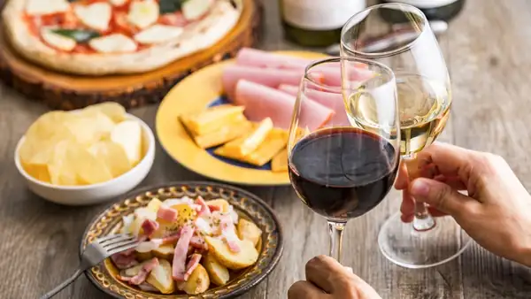 Este artículo explica los mejores alimentos y platos para maridar con vinos tintos y blancos, y también presenta algunas recetas de aperitivos que combinan bien con el vino