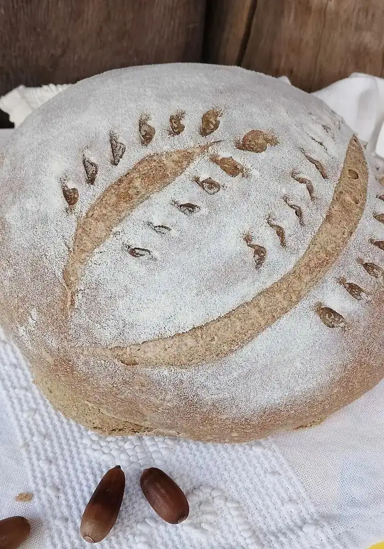 Bread with acorn flour and saffron