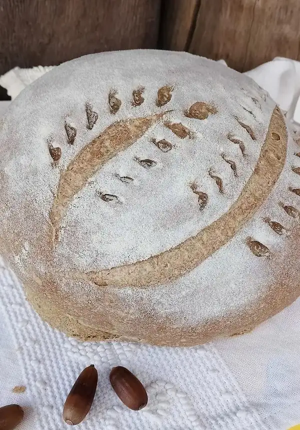 Bread with acorn flour and saffron