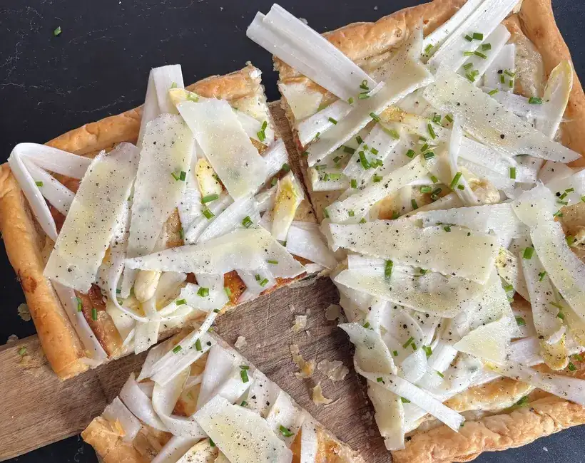 Sheet tart with white asparagus