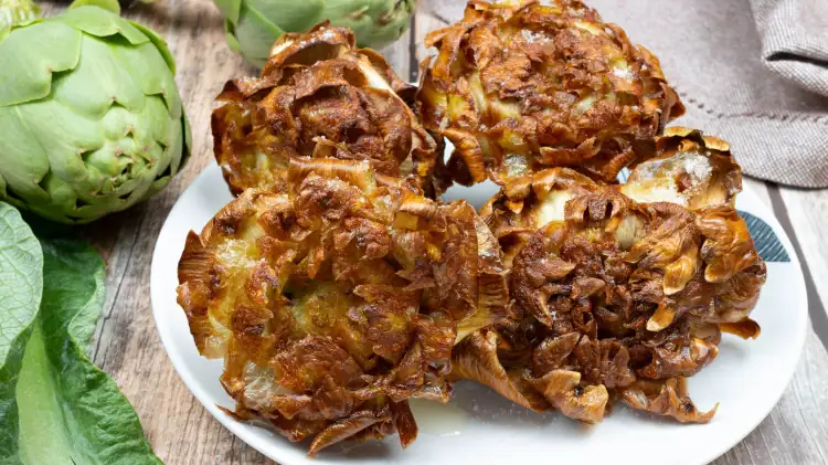 Artichokes alla Giudia: here's how to open them like flowers and make them golden brown!