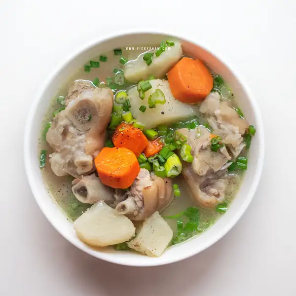 Sopa de patas de cerdo vietnamita con patatas y zanahorias (Canh Giò Heo khoai tây cà rốt)