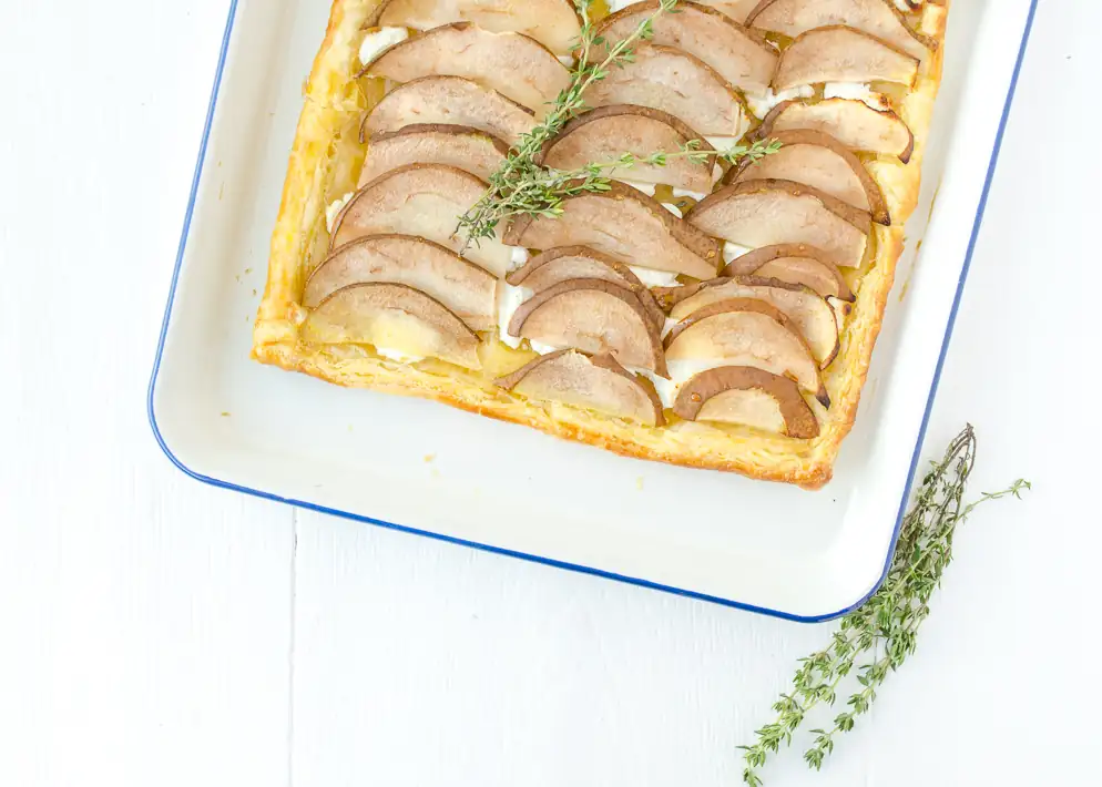 Sheet tart with pear and goat cheese