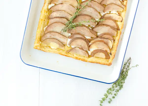 Sheet tart with pear and goat cheese