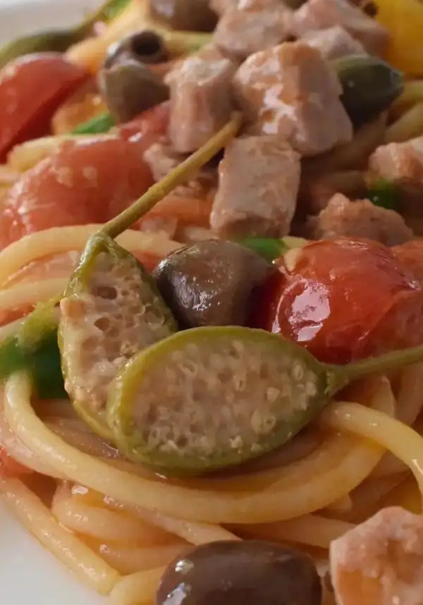 Spaghetti with fresh tuna, cherry tomatoes, Taggiasca olives, and caper flowers