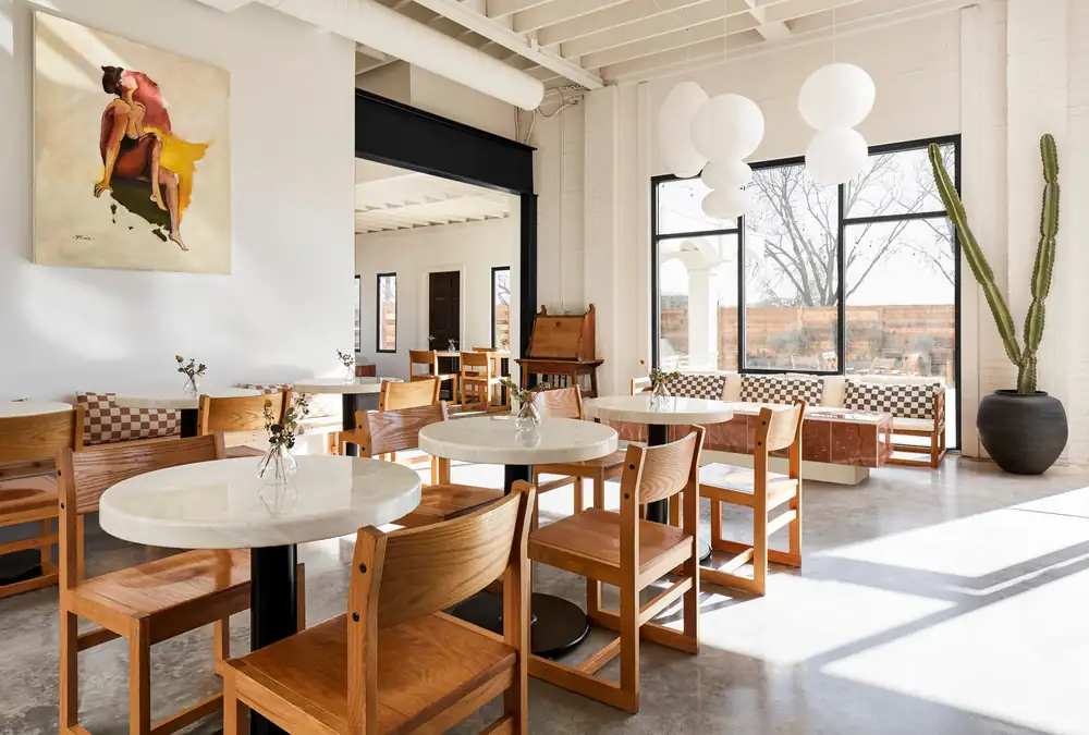 Déjese envolver por el ambiente vacacional y de ensueño de este nuevo bar en el este de Austin