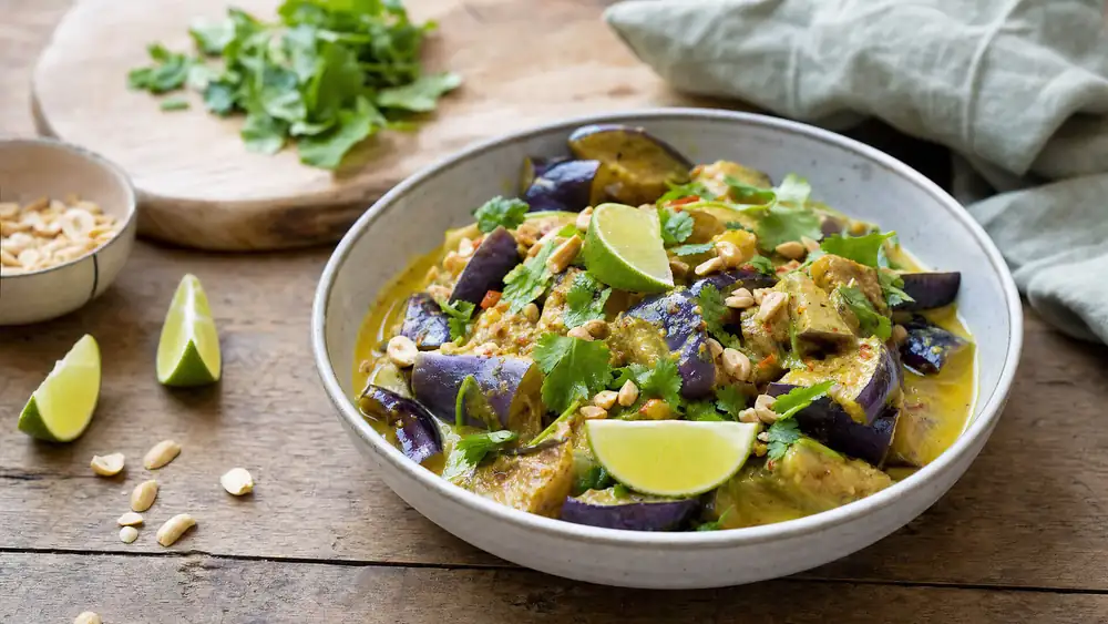 El plato asiático más desconocido y cremoso de 30 minutos: berenjena al curry con coco y lima