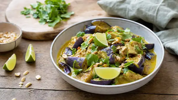 El plato asiático más desconocido y cremoso de 30 minutos: berenjena al curry con coco y lima