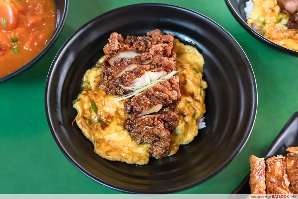 30 puestos en el Maxwell Food Centre con comida occidental tradicional, mariscos a precios asequibles y mucho más