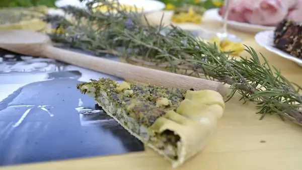 What is Scarpazzone di Carpineti, the mountain cake made with plain rice?