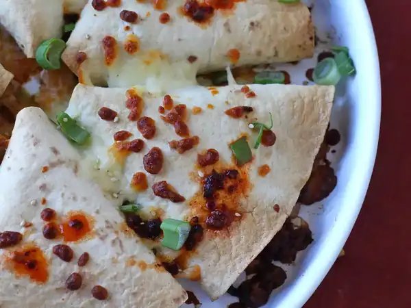Tortillas de trigo horneadas con carne picada especiada y queso