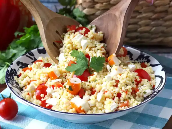 Pearl couscous salad with surimi: fresh, easy to prepare and perfect for summer