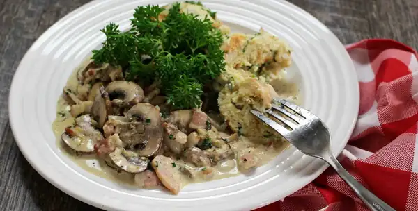 Creamy Jager Gravy with Bacon