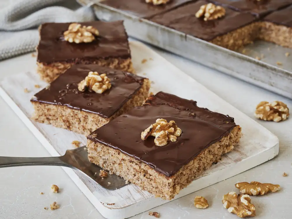 Walnut sheet cake – the moistest recipe