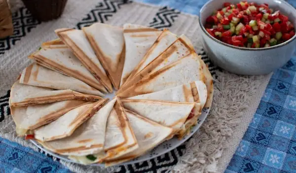 Quesadilla de salchicha picante con salsa de tomate fresco