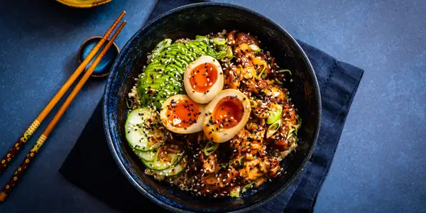 Tazones de arroz coreanos con huevos de roble, pollo a la soja y aguacate