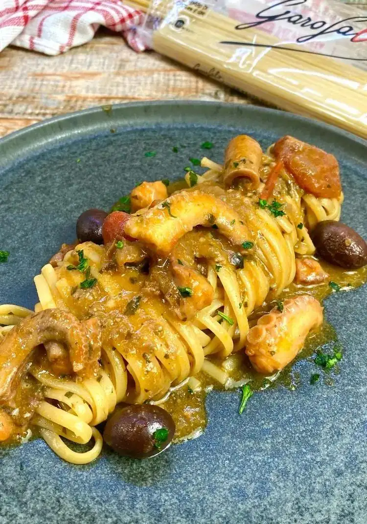 Linguini con pulpo baby guisado y aceitunas