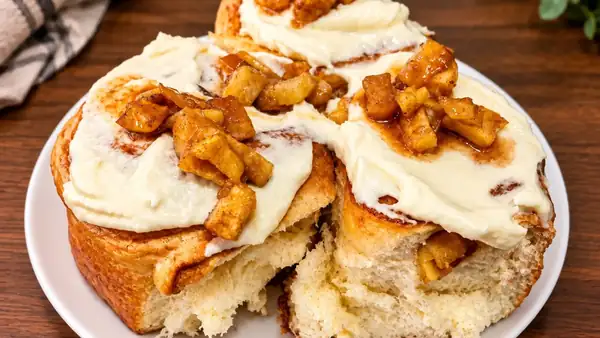 Cinnamon rolls with glaze and pears