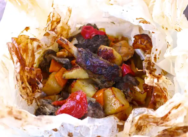 Receta de cordero kleftiko (Cordero griego cocinado En papel de pergamino)