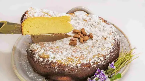 The cake of memories, lemon and almonds, my grandmother always prepared it for breakfast, serve it with cold milk and you will face the day in the best way