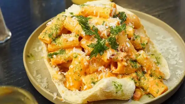 El novedoso y extravagante plato de pasta de Toronto se sirve dentro de un auténtico cono de masa de pizza caliente