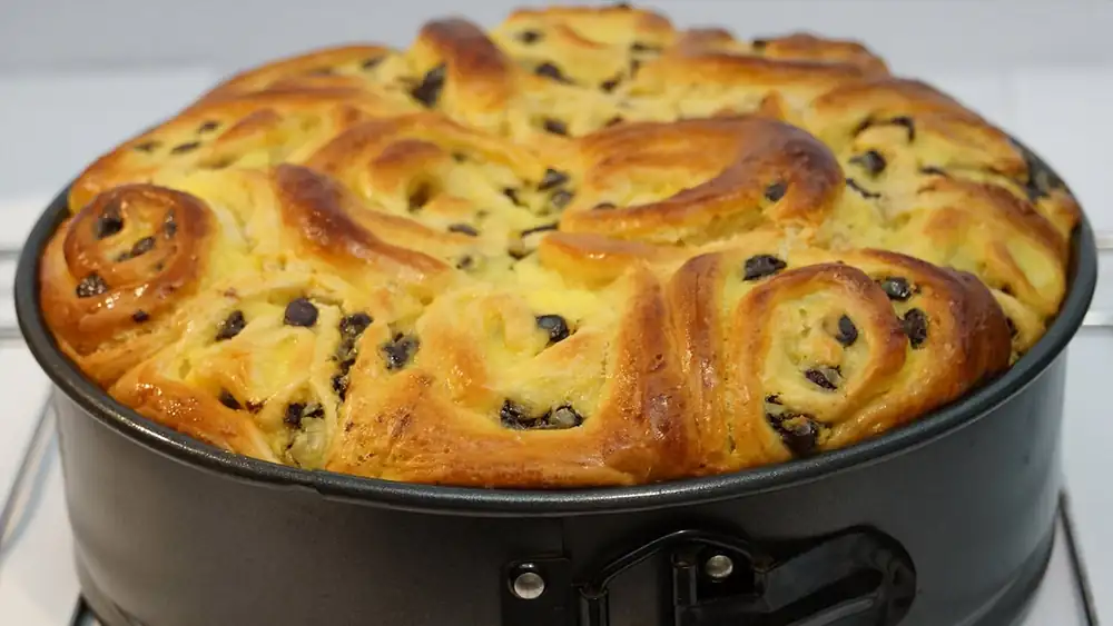 Recipe for brioche buns with cream and chocolate chips