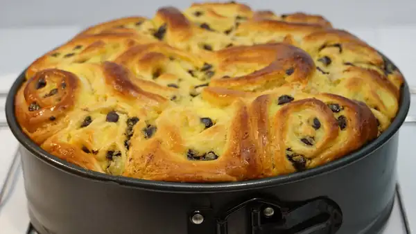 Recipe for brioche buns with cream and chocolate chips