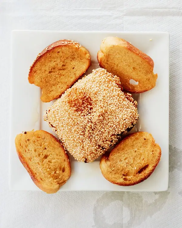 Receta griega de queso feta frito con sésamo y miel