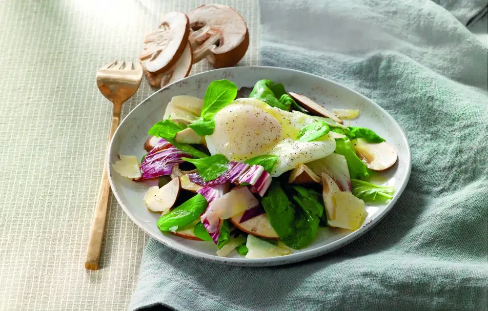 Huevo escalfado con mesclun y champiñones