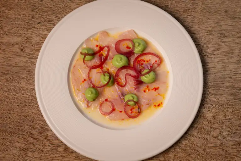 Receta de ceviche de lubina con cebolla encurtida al vino tinto y puré de aguacate