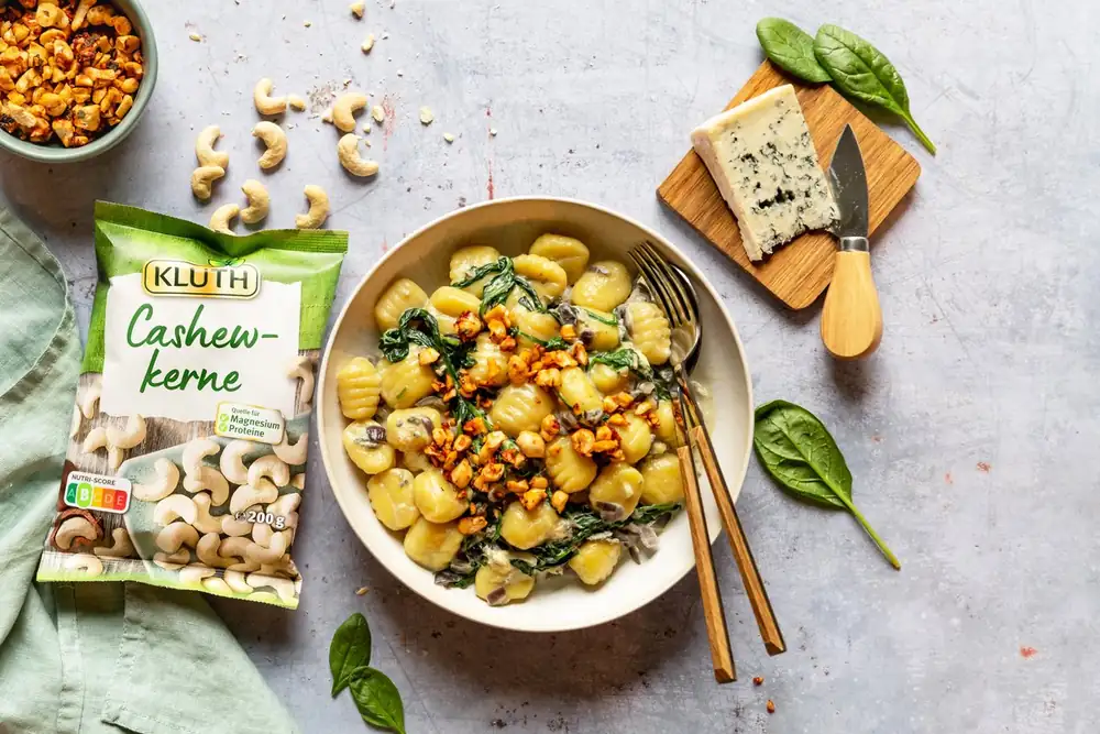 Gnocchi with spinach and Gorgonzola sauce and cashew crunch